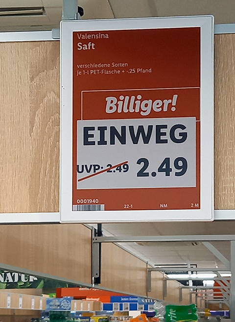 Werbung f&uuml;r einen Saft in einem Dicounter, fotografiert von Hannes Kater