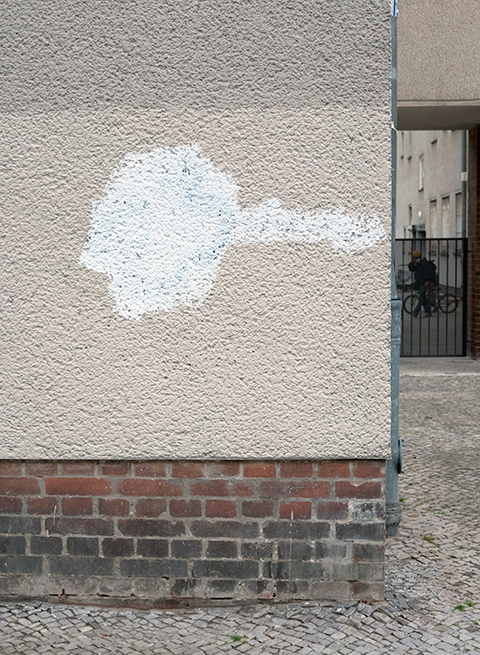 &Uuml;bermalung eines Graffitis an einer Hauswand in Berlin, Prenzlauer Berg. Foto von Hannes Kater, 2026