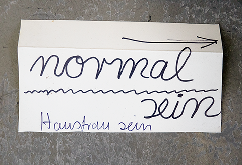Kunstpfeil_056 Erg&auml;nzung (Anna Oppermann, Hausfrau sein, Aufbau 2026, Hamburger Kunstverein. Detail) Foto: Hannes Kater 