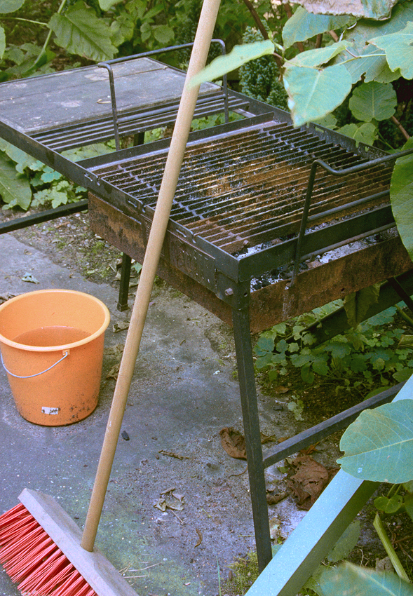 Hannes Kater: Ansicht Villa Minimo  Fussabstreifgitter als Grillrost