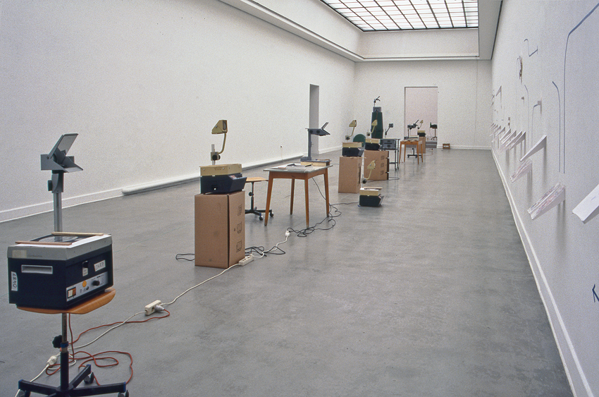Hannes Kater: Einen sinnvollen Satz machen I mit leerer gegenüberliegender Wand (dort ist schon alles abgehängt), Kunstverein Hannover, 1998. Foto: Hannes Kater