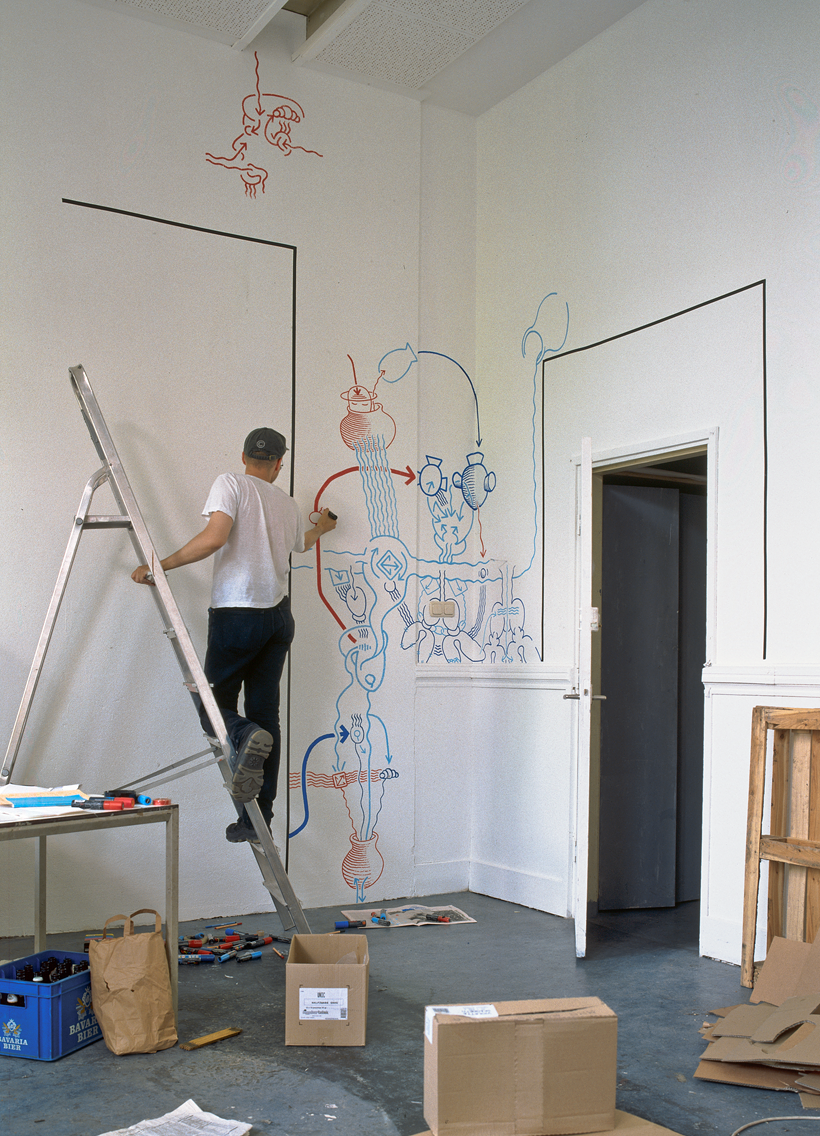 Hannes Kater zeichnet an einer Wandzeichnung in seinem Atelier, Ateliers Arnhem (Holland), Frühjahr 1999