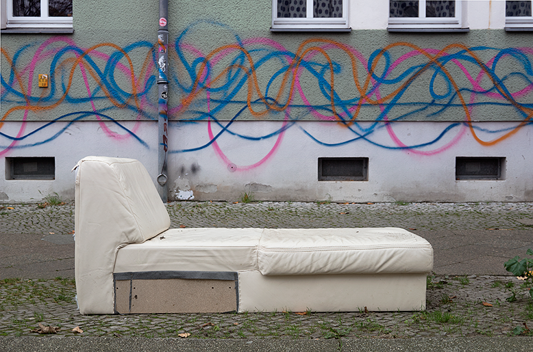 Hannes Kater: ausgesetztes Sofa